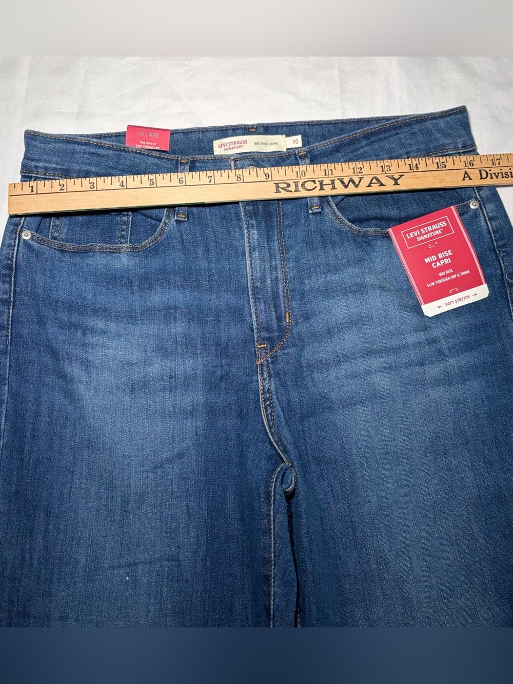 Levi Signature Mid Rise Capri Jeans - Picture 7 of 10